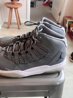 Nike Air Jordan Max Aura sneakers in cool grey/black/white size 9.5